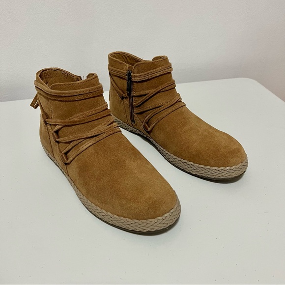 UGG Women’s Rianne Bootie in Chestnut Size 7 New With Box - Picture 1 of 7